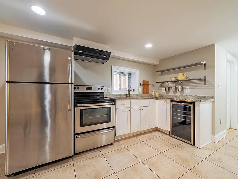 616 Irving St NW #B — Photo 2