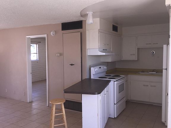 3rd image of 315 E Blacklidge Dr