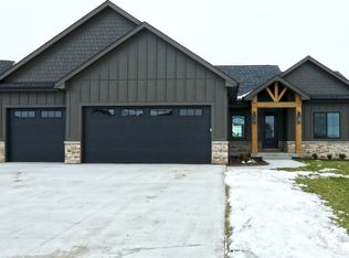 8233 Mahon Ct, Johnston, IA 50131