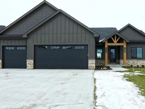 8233 Mahon Ct, Johnston, IA 50131