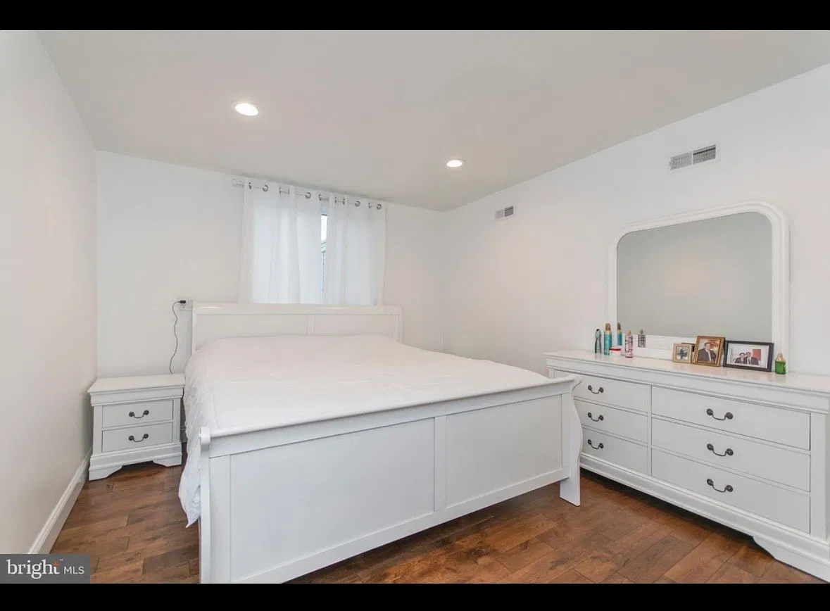 3 bed, 950 sqft, $1,650 — Photo 3