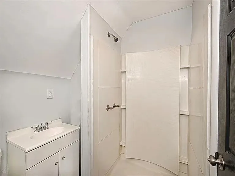 923 Adelaide St — Photo 29