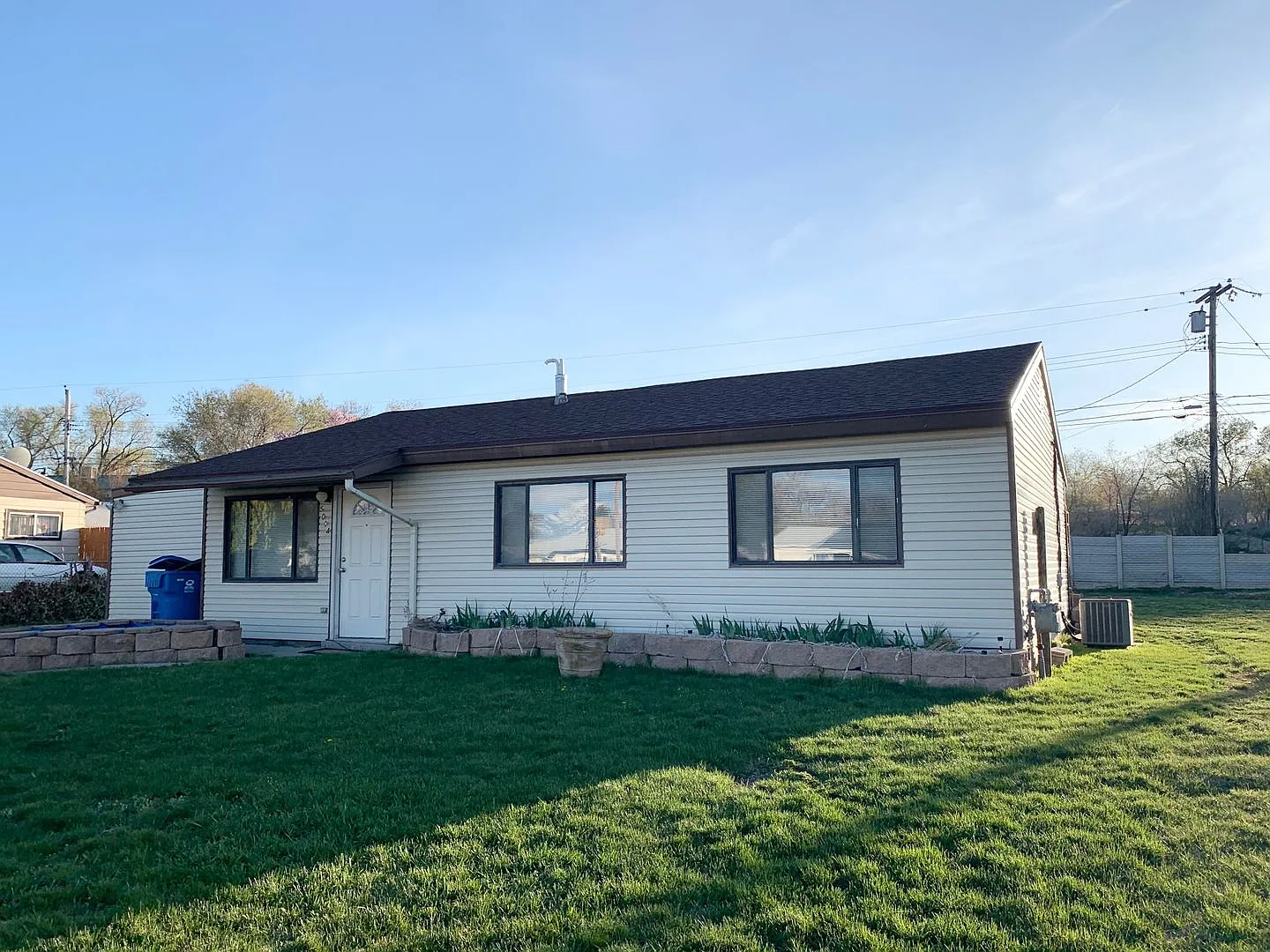 Three Bedroom Home in Kearns with very large detached garage! / Available now!! — Photo 2