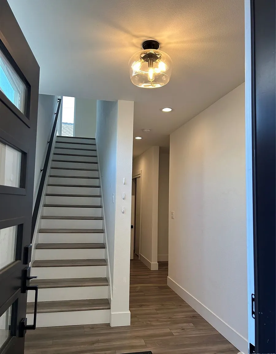 3 bed, 1958 sqft, $3,995 — Photo 2