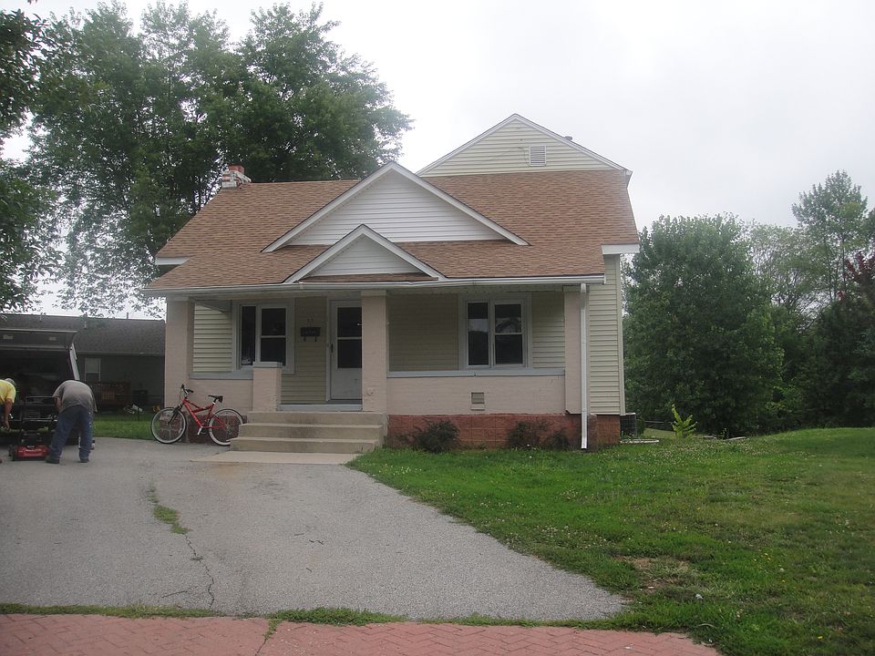 front view with covered porc