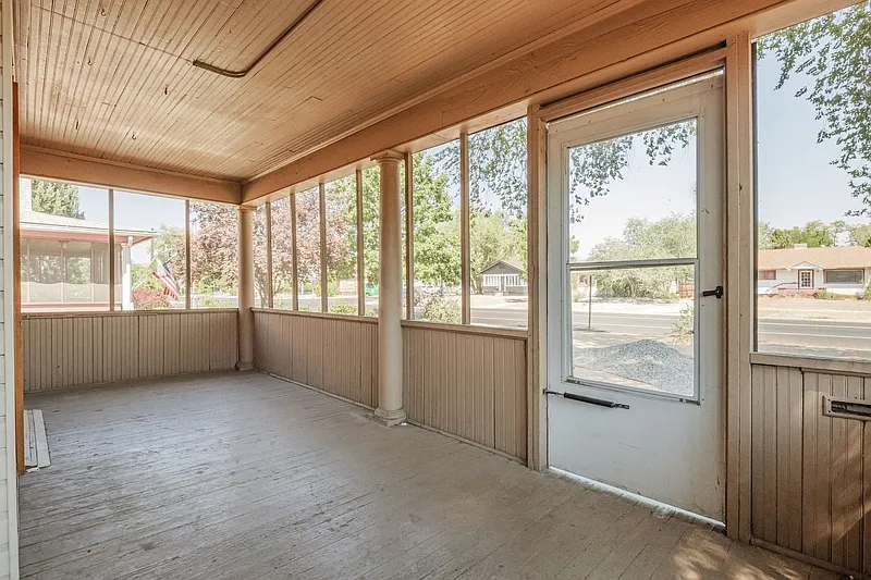3 bed, 2.0 bath, 1200 sqft, $2,000 — Photo 2