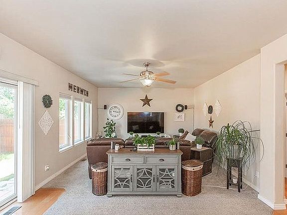 4th image of 402 Christopher Way