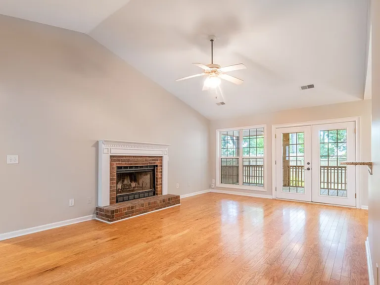 1561 Glen Erin Dr — Photo 12