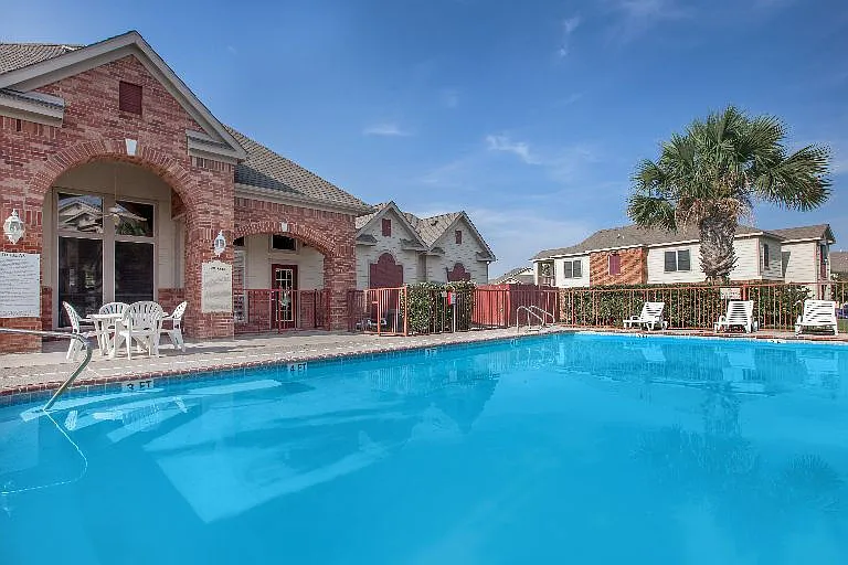 Las Brisas Apartments — Photo 1