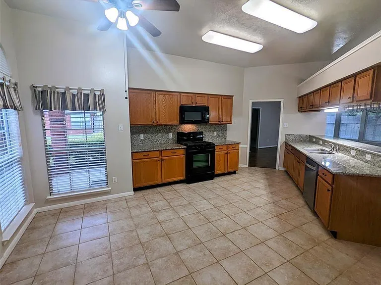 3821 Pin Oak Dr N — Photo 8