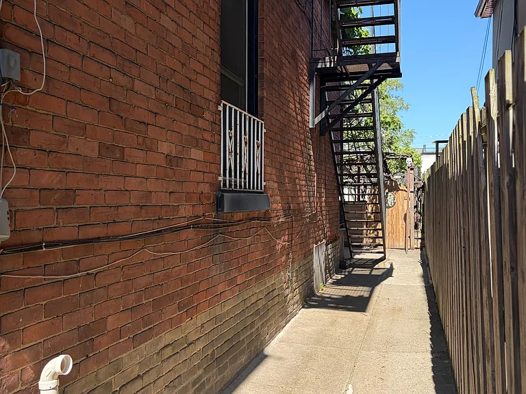 247 Lansdowne Ave #BASEMENT — Photo 2