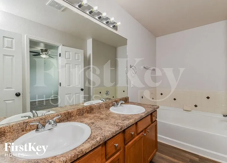 7606 Sistine Ln — Photo 10