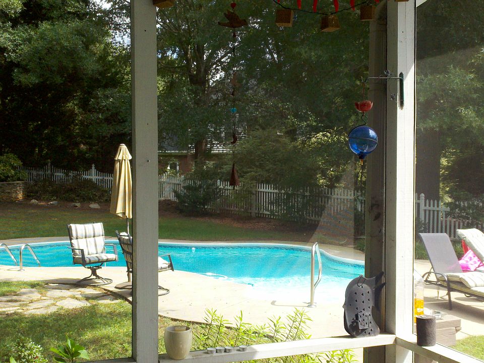 2nd image of 300 Holly Crest Cir