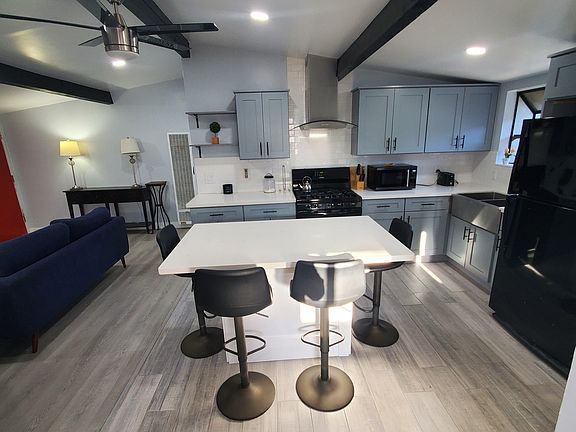4th image of 506 E Brett St #1/2