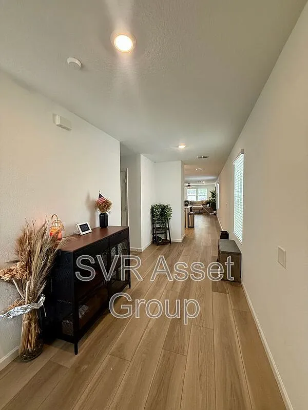 4 bed, 2.0 bath, 1635 sqft, $1,999 — Photo 3