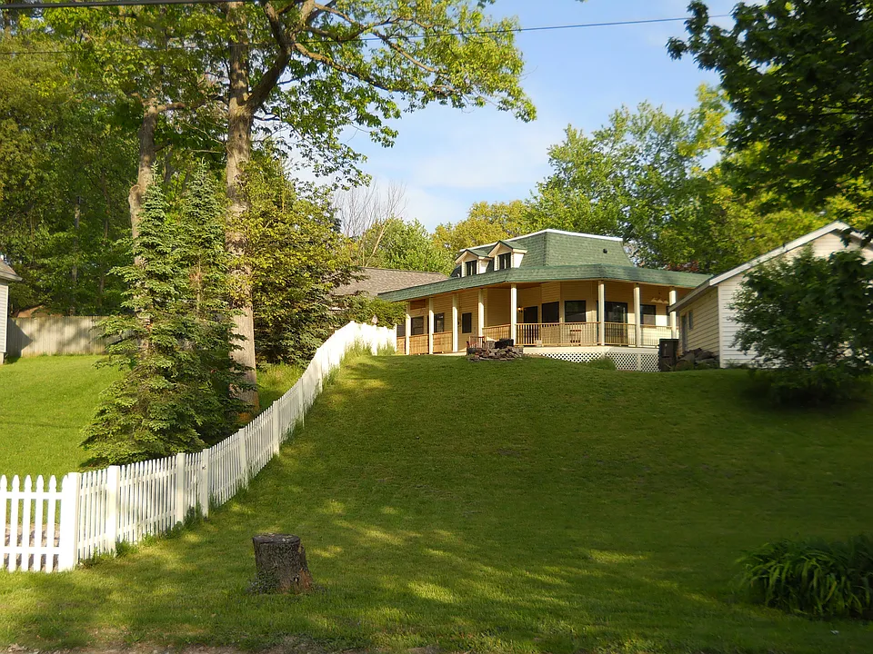 Six Mile Rd