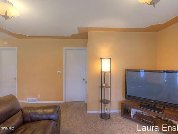4th image of 4034 Lester Dr NE