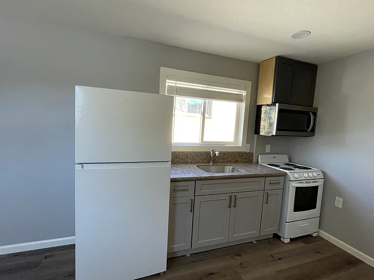 1119 Elgin St — Photo 8