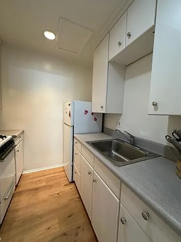 23439 Victory Blvd — Photo 4