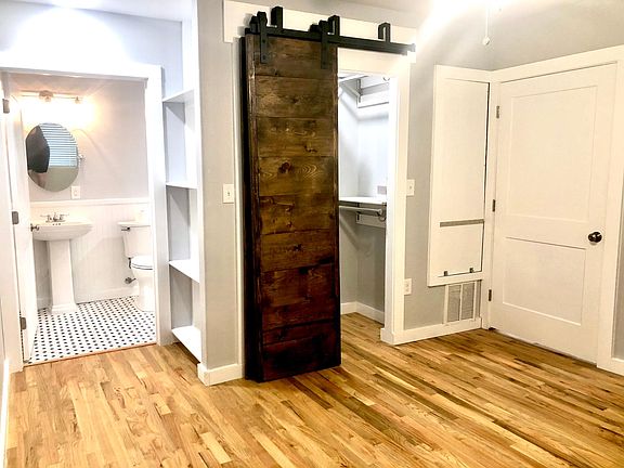 4th image of 913 W Mistletoe Ave #2