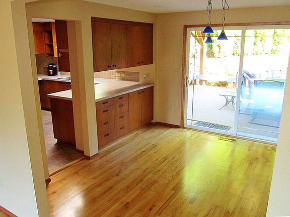 3rd image of 494 NE Vena St