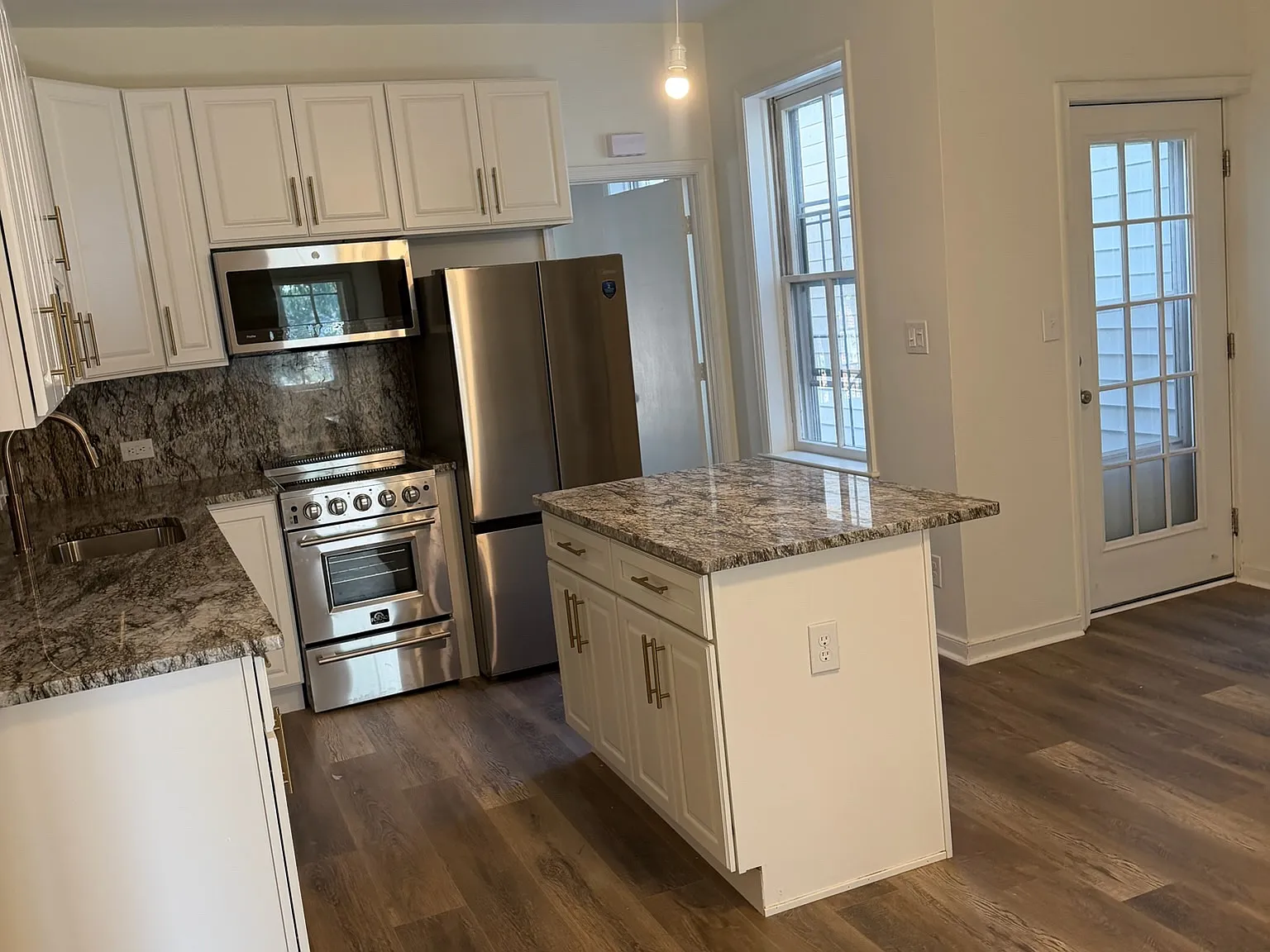 2 bed, 770 sqft, $1,895 — Photo 2