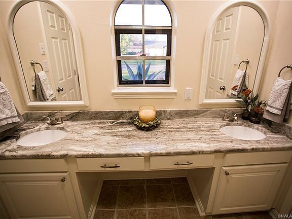 4th image of 409 Plaza Cir