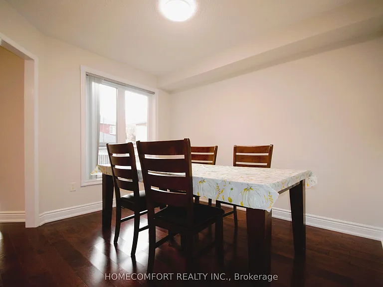 28 Deerwood Cres — Photo 3