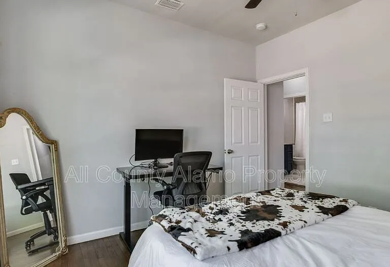 1031 W Gramercy Pl — Photo 15