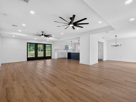 4th image of 2808 Woodland Dr