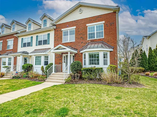 113 Brattle Circle #113, Melville, NY 11747