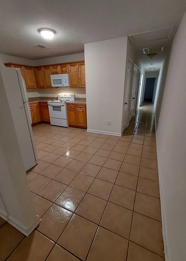 3 bed, 1150 sqft, $1,100 — Photo 3