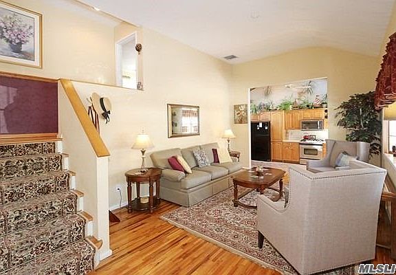 2nd image of 40 Royal Ln