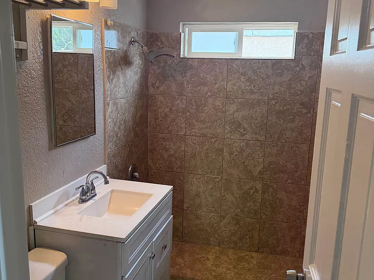 11203 Roswell Ave — Photo 10