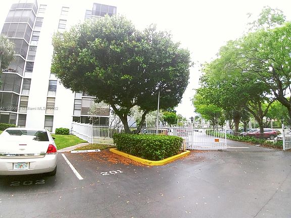 4th image of 20400 W Country Club Dr APT 303