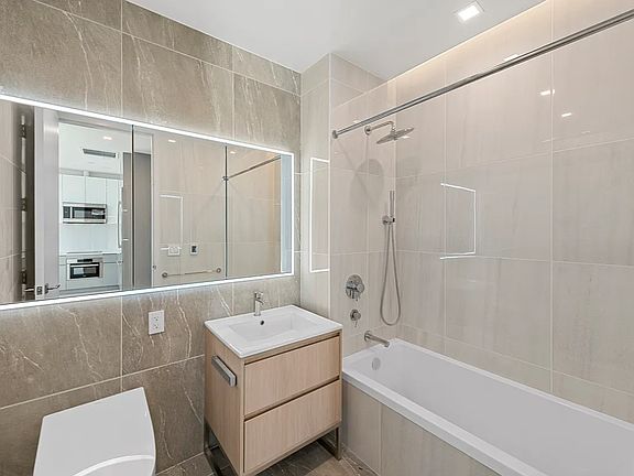 5th image of 27-19 Thomson Ave #5C