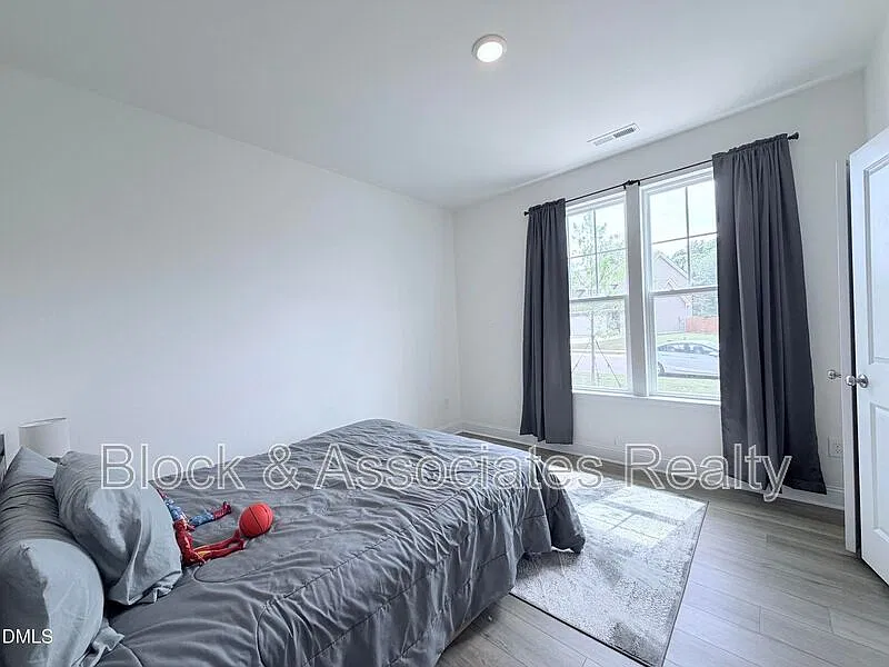4 bed, 3.0 bath, $2,850 — Photo 2