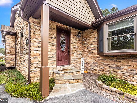3rd image of 601 Victoria Dr