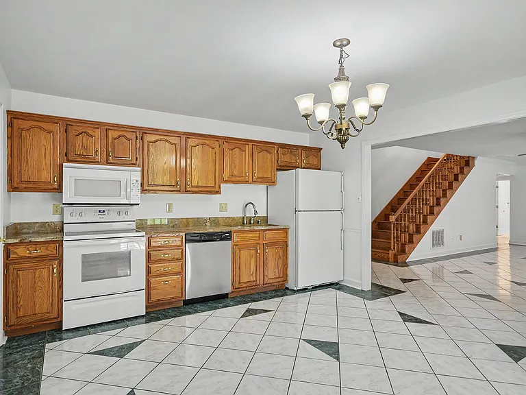 102 Lexington Ln — Photo 25