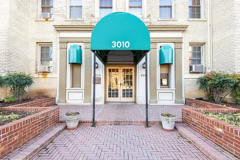 3010 Wisconsin Ave NW #105