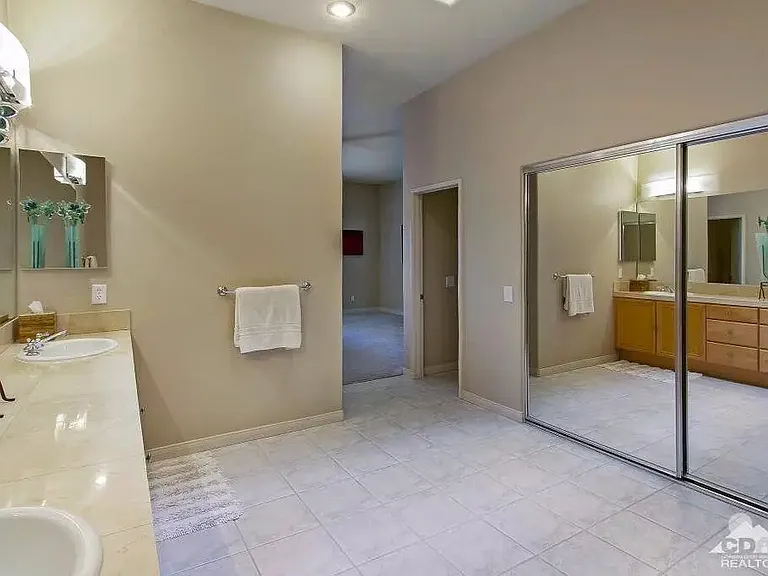 285 W Kavenish Dr — Photo 26