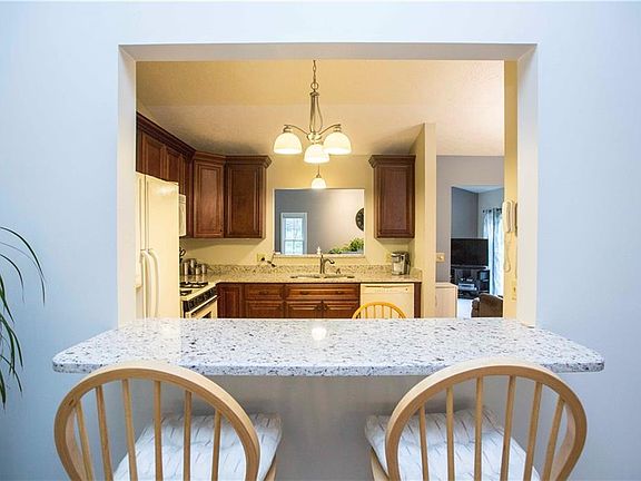 4th image of 178 E Parkway Dr