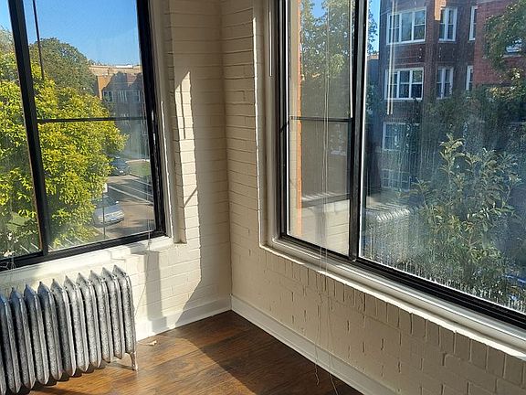 4th image of 3048 W Gunnison St #2