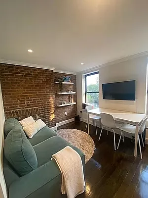 445 E 9th St — Photo 1