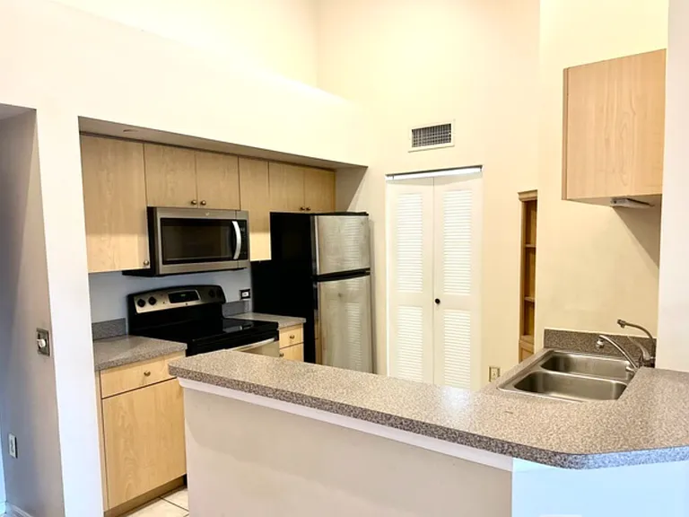 919 Villa Cir #919 — Photo 6