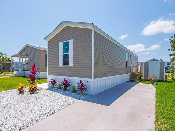 2nd image of 315 NE Cardinal Ln