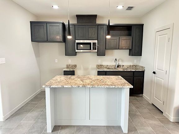4th image of 140 Gillian Dr