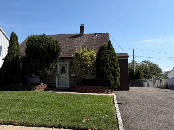 69 Slate Lane, Levittown, NY 11756