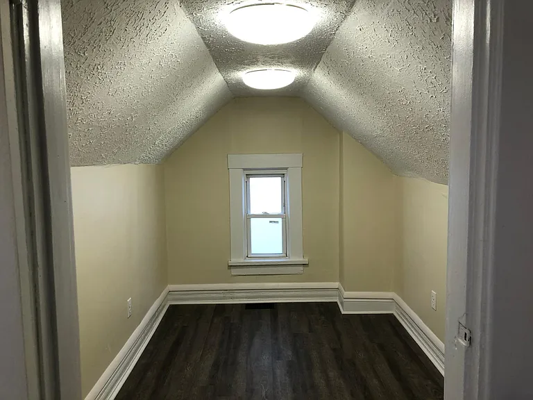 Master bedroom bonus den or walk in closet
