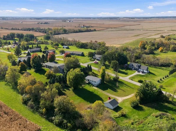 1611 High View Dr, Mount Vernon, IA 52314